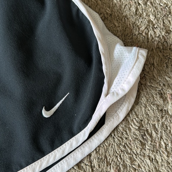 black and white nike workout skirt - Picture 3 of 4